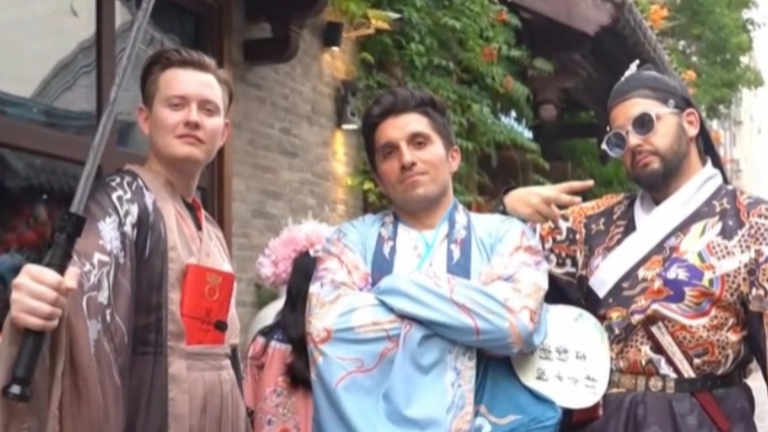 东方美学Buff叠满 外国网红组队汉服“炸街”