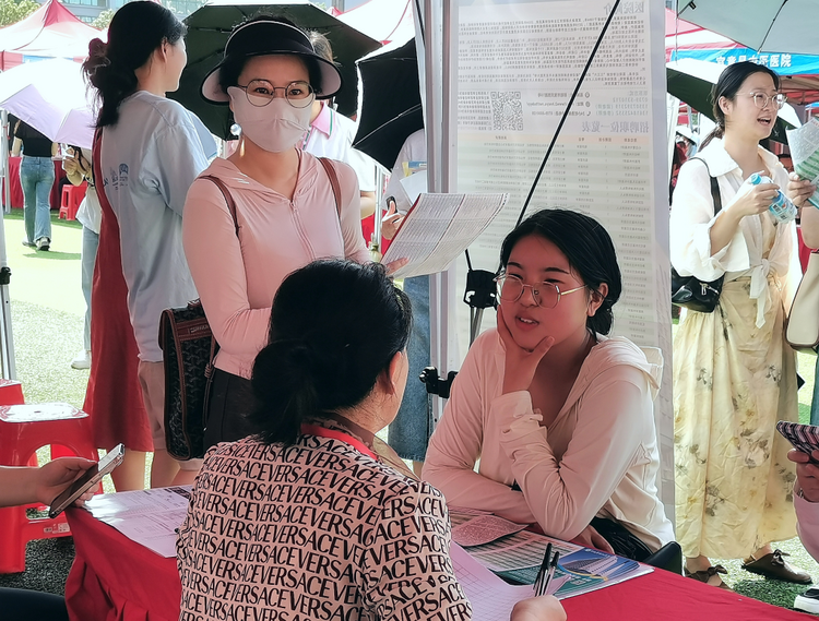 湖南省2024届医药卫生类毕业生供需见面会暨湖南中医药大学第四届校友单位招聘会举行_fororder_图片2