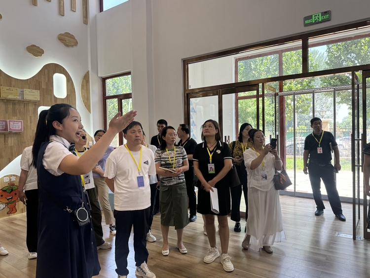 “双争”有我丨保定市满城区举行第八期基础教育论坛暨石静霞名师工作室教研活动_fororder_参加教育论坛的教师参观幼儿园大厅 摄影 周航