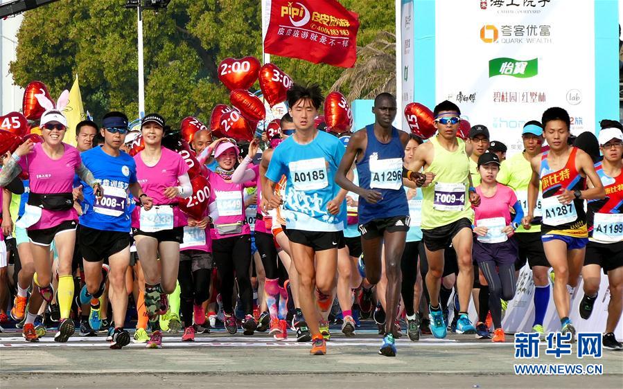 上海海湾半程马拉松赛开跑