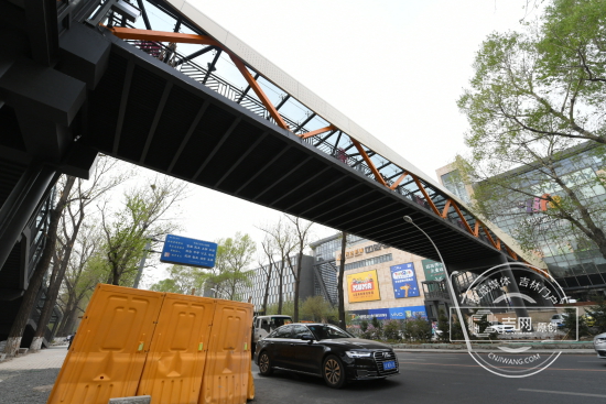 长春首座现代化全封闭过街天桥开通