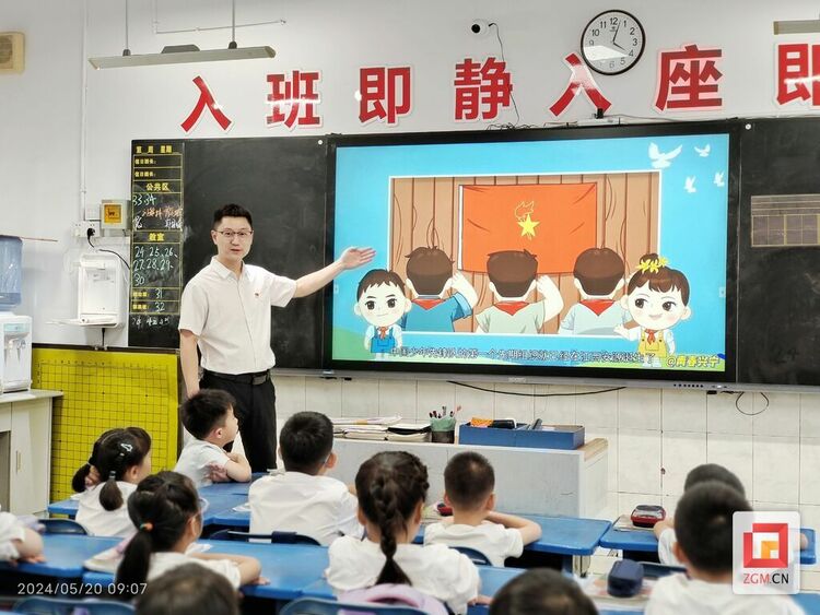 加强党员队伍建设,发挥党员先锋模范作用,推动教育教学工作取得更好