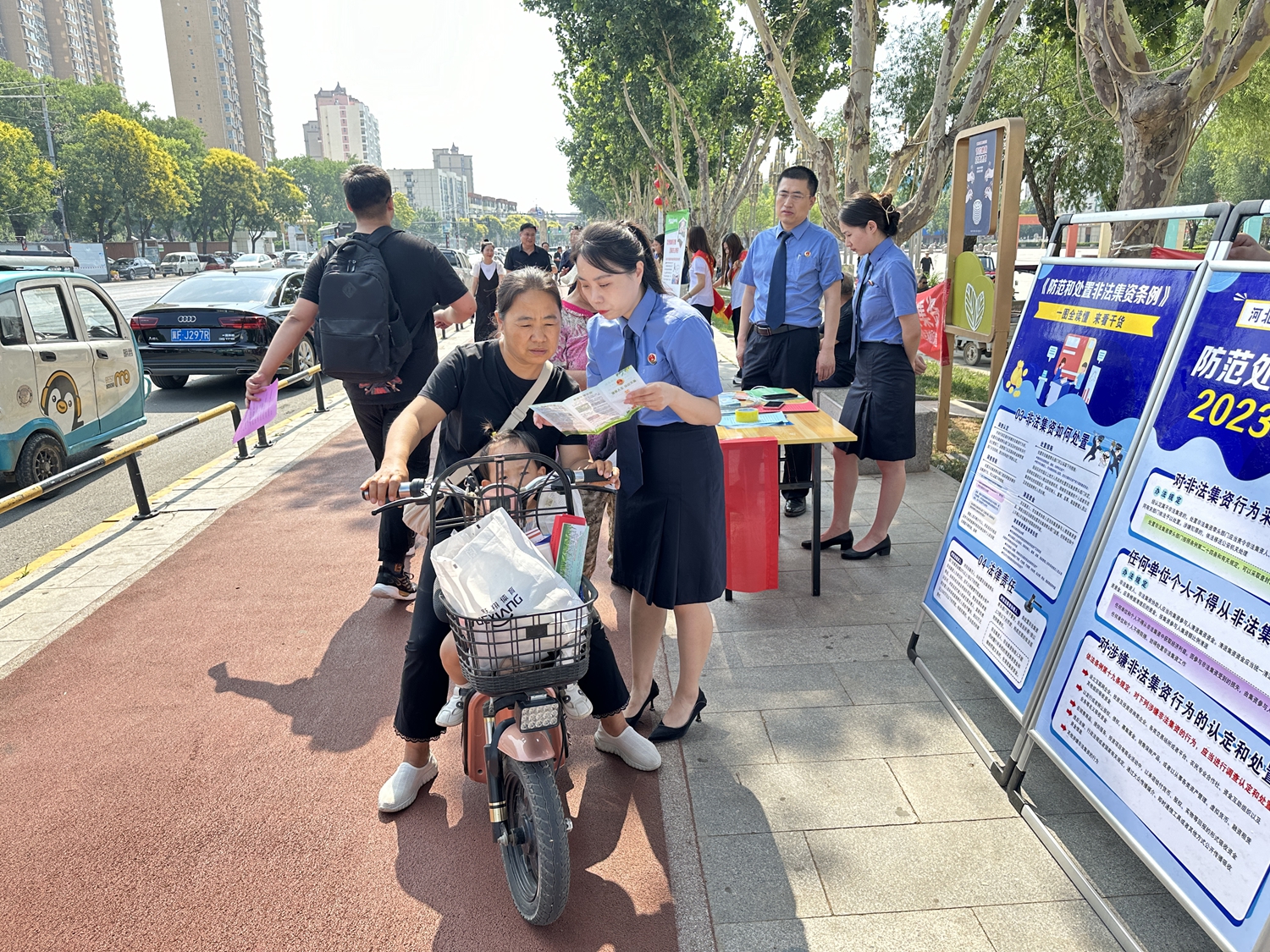 “双争”有我丨保定市满城区：守住钱袋子 护好幸福家_fororder_工作人员耐心细致地向群众宣传防范非法集资常识 摄影 赵天