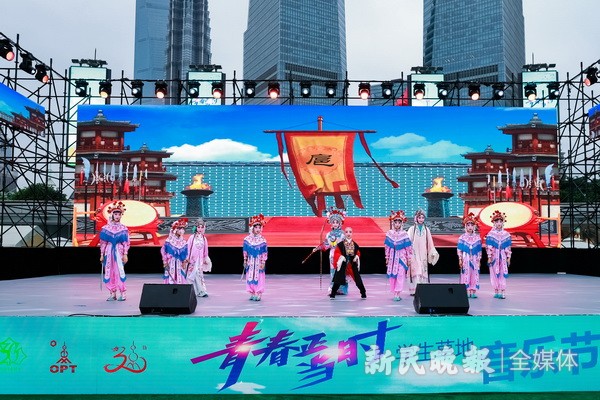 2024青春正当时学生草地音乐节在上海东方明珠城市广场举行