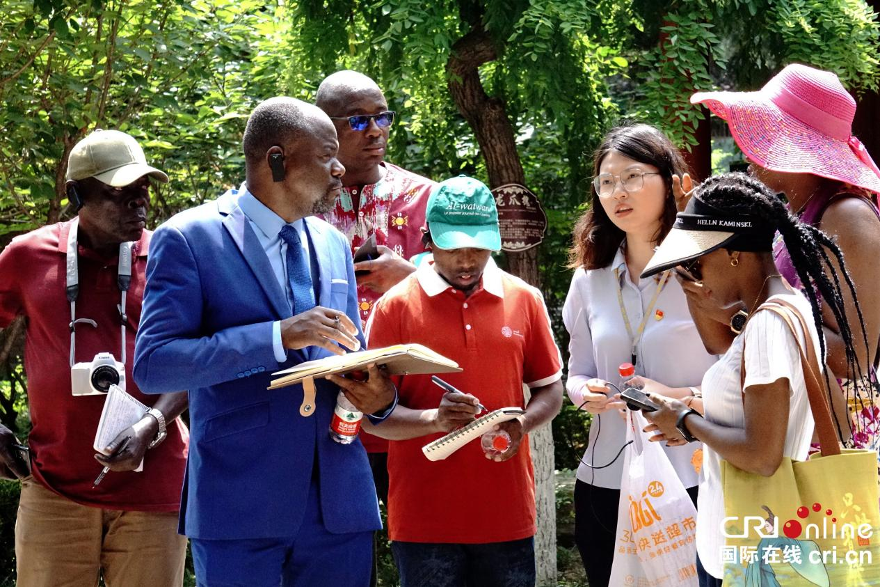 Des journalistes de 27 pays africains découvrent les opportunités à Weinan : explorer le « secret » de vitalité du développement de la Chine_fororder_圖片1