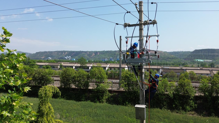 Photos | State Grid Shaanxi Electric Power Bolsters Spring Inspections on Grid for a Reliable Supply During Summer_fororder_圖片5