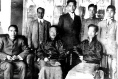 孙中山（前左一）在上海与章太炎（前左二）等人合影