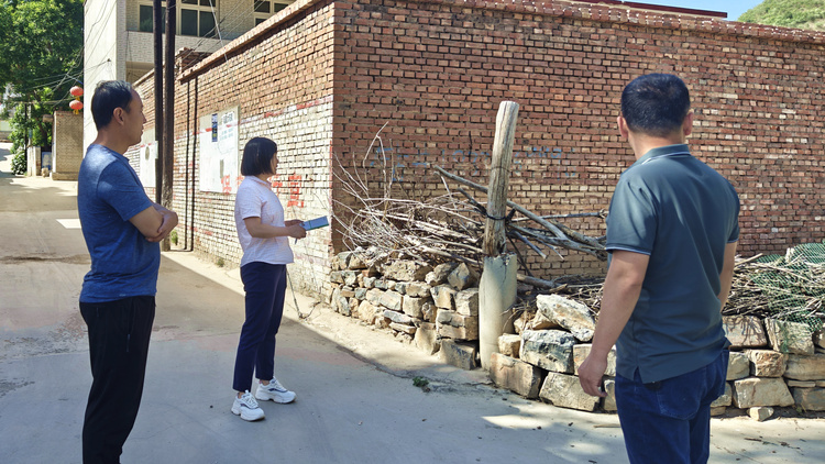 河北唐縣：做好環境衛生整治 打造人居環境新風貌_fororder_檢查組對各村的衛生死角、垃圾處理、道路清潔、綠化美化等方面進行了逐項檢查