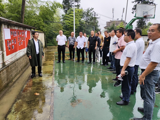 貴州黎平：“擂臺比武”亮實績 “比學評創”促提升_fororder_德化鄉組織村幹部到平筍村進行觀摩