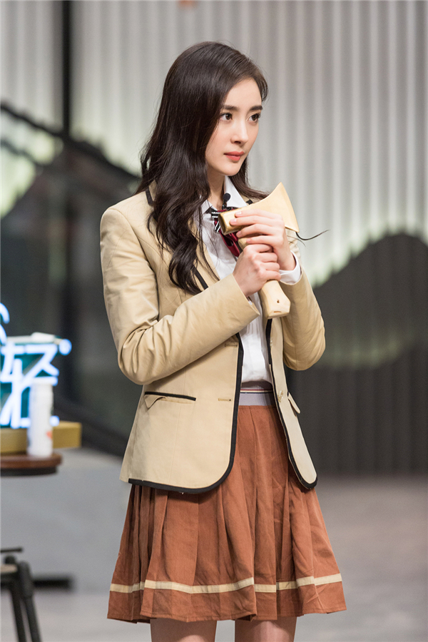 《我是大侦探》杨幂亮相 身份成谜引猜想