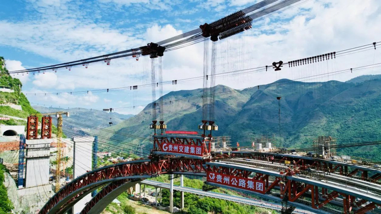 又一座世界级桥梁有新进展：纳晴高速乌蒙山大桥双幅主拱圈合龙