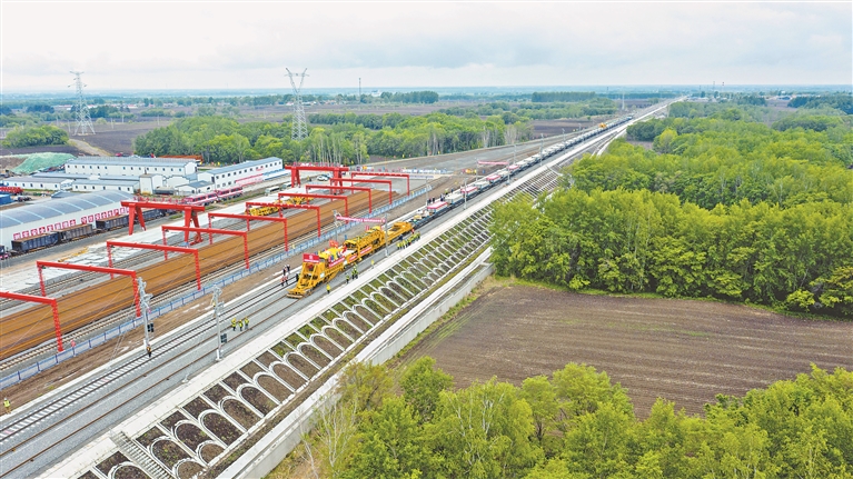 哈伊高铁铺轨施工启动_fororder_ac021fa5-bec6-4eca-8510-7aa832027a2a