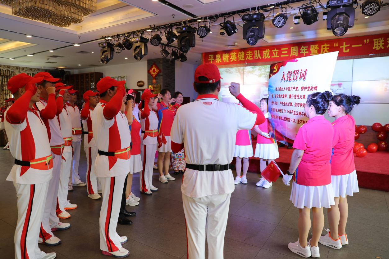 河北平泉：骏马操协会文艺演出喜迎“七一”_fororder_图片 4