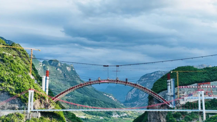 又一座世界级桥梁有新进展：纳晴高速乌蒙山大桥双幅主拱圈合龙