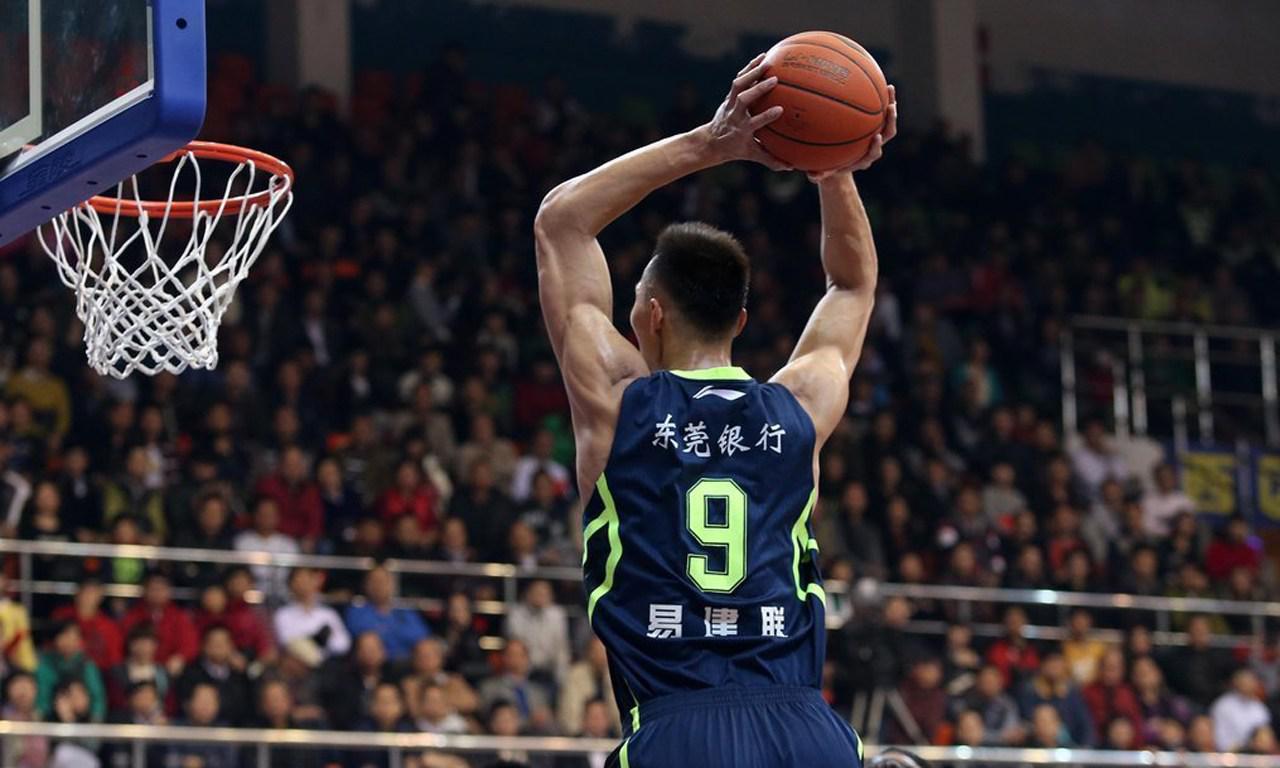 易建联在比赛中,场均拿到16.7分,8.8个篮板以及1.