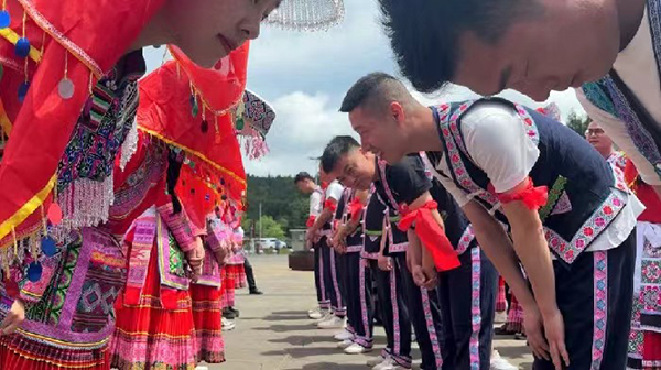 宜宾兴文：相约秀美苗乡 共赴爱情盛会_fororder_苗族婚礼现场-供图-兴文县委统战部