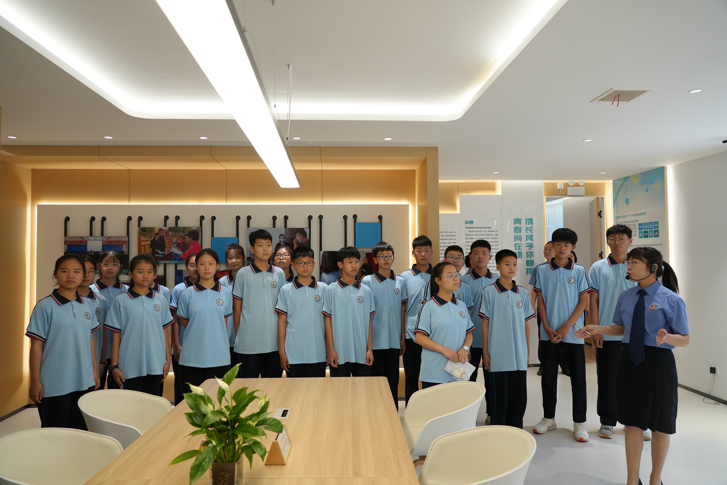 保定市满城区：“雨禾”未检工作室正式启用_fororder_带领学生参观“雨禾”未检工作室 摄影 杨晴.JPG