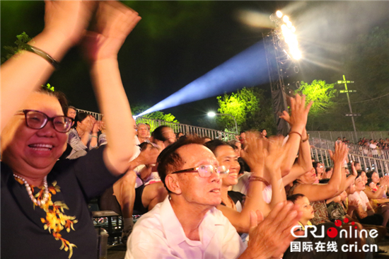 中国歌舞在越南顺化艺术节赢得满堂喝彩