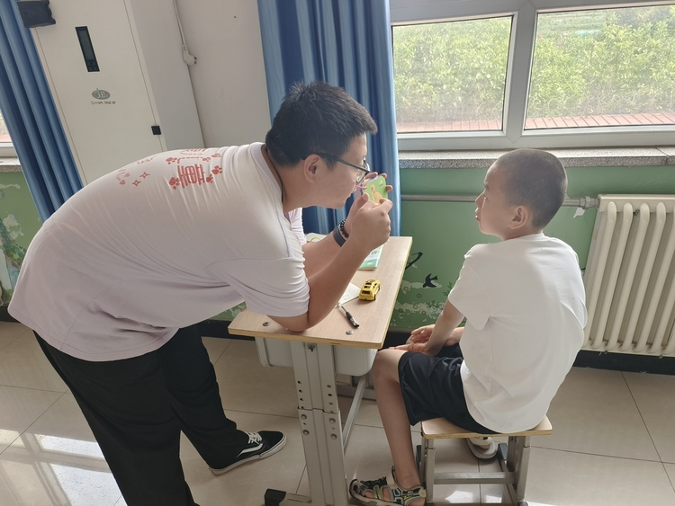 “双争”有我丨保定市满城区：为残疾儿童点亮希望之光_fororder_现场教孩子拼读 摄影 王洋