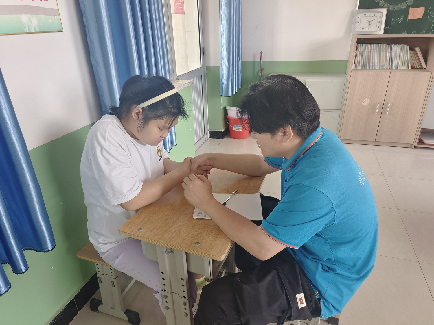 “双争”有我丨保定市满城区：为残疾儿童点亮希望之光_fororder_现场耐心地指导 摄影 王洋