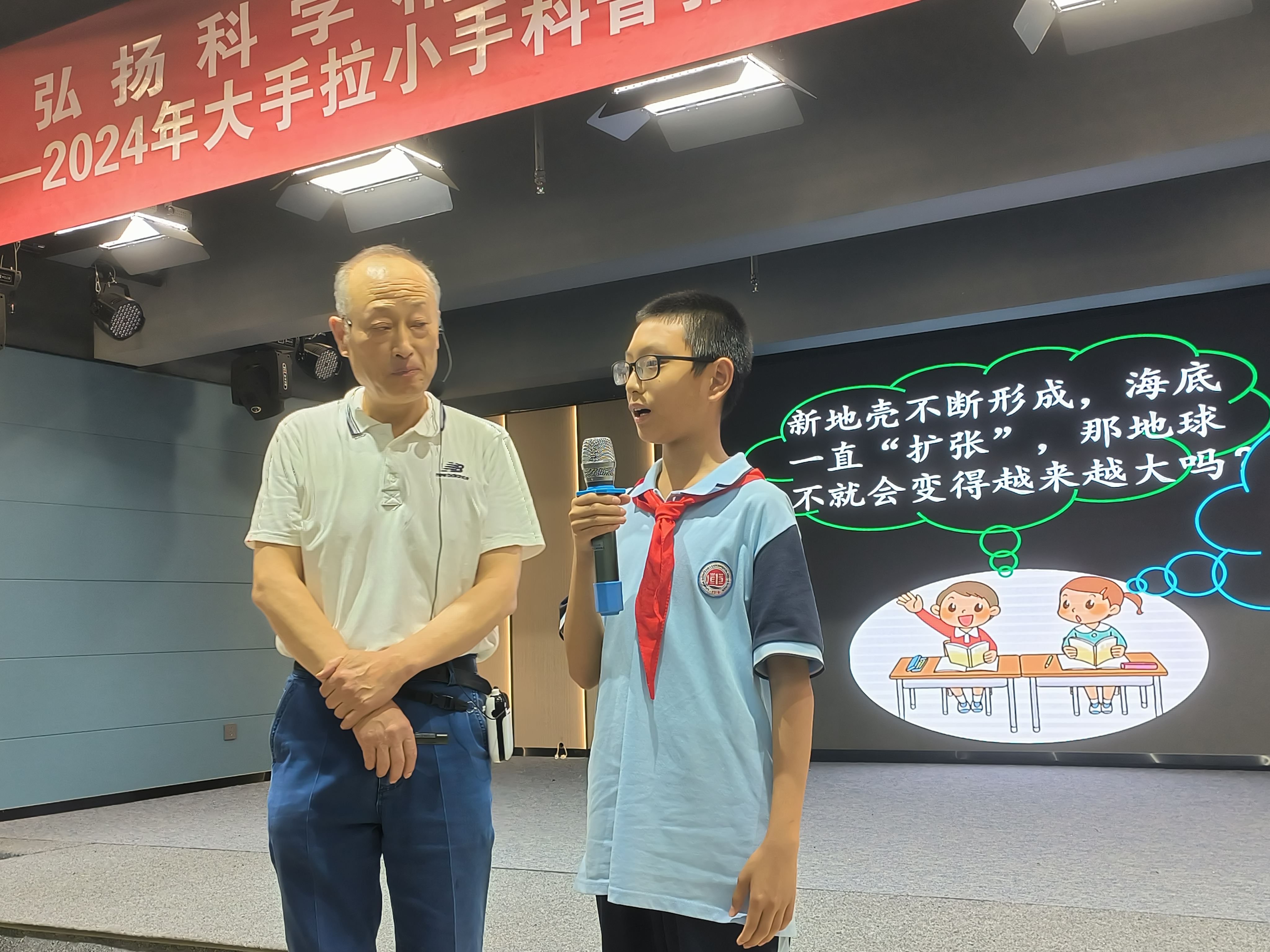 保定市莲池区：普及科学知识 感受科学魅力_fororder_图片二：国连杰教授与学生进行现场互动。(李晓敏摄)