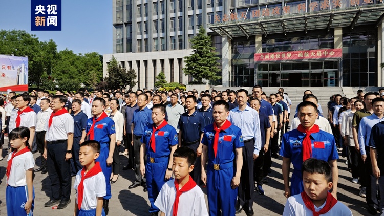 地面传递“第一棒”开跑 神舟飞船搭载的国旗将传遍祖国