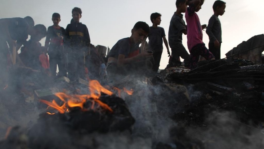 在巴以问题上 欧洲与美国渐行渐远_fororder_5月27日，人们在加沙地带南部城市拉法查看以军轰炸后的难民营废墟