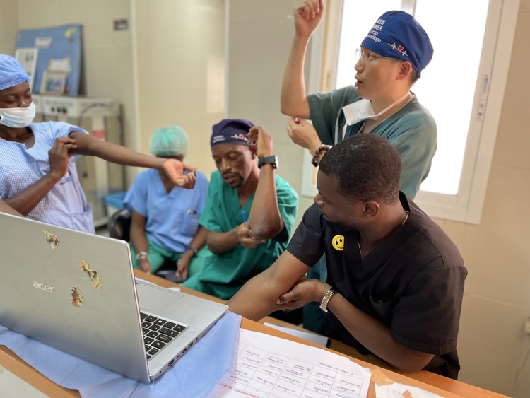 资讯有故事丨中国医疗队：为赤道几内亚患者带来健康和希望