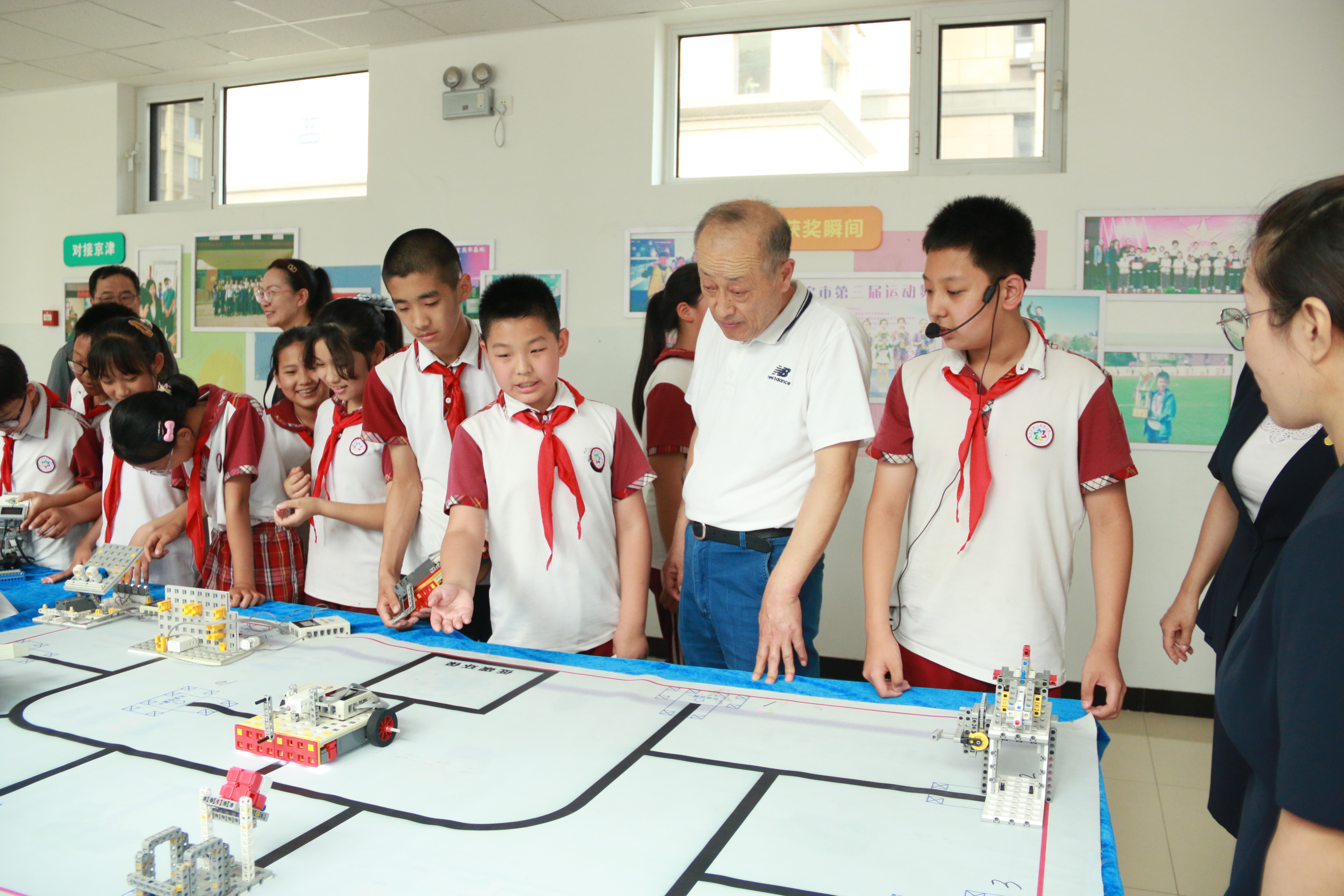 保定市莲池区：普及科学知识 感受科学魅力_fororder_图片三：莲池区第一实验小学小讲解员们向大家介绍同学们亲手制作的富含科技元素的手工艺品、绘画以及机器人作品。（贺馨莹摄）.JPG