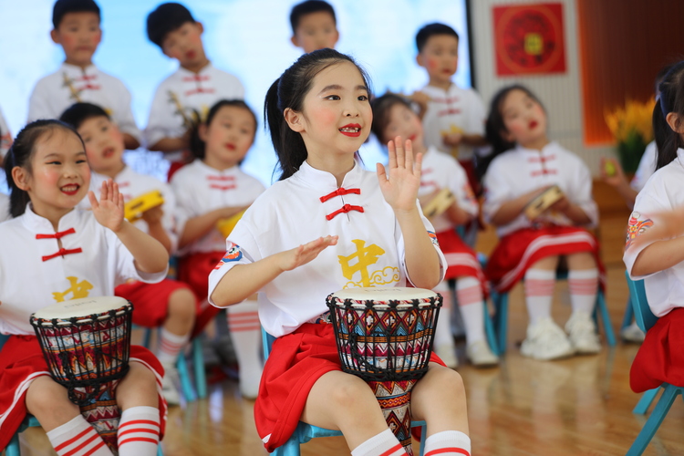 河北涞水：“花式”活动庆“六一”_fororder_图为在涞水县幼儿园，小朋友在进行打击乐表演。（徐梓钰 摄）