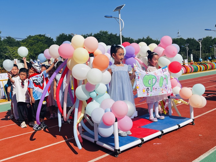 河北涞水：“花式”活动庆“六一”_fororder_图为在涞水县第二幼儿园，小朋友们正在花车巡游。（徐梓钰 摄）