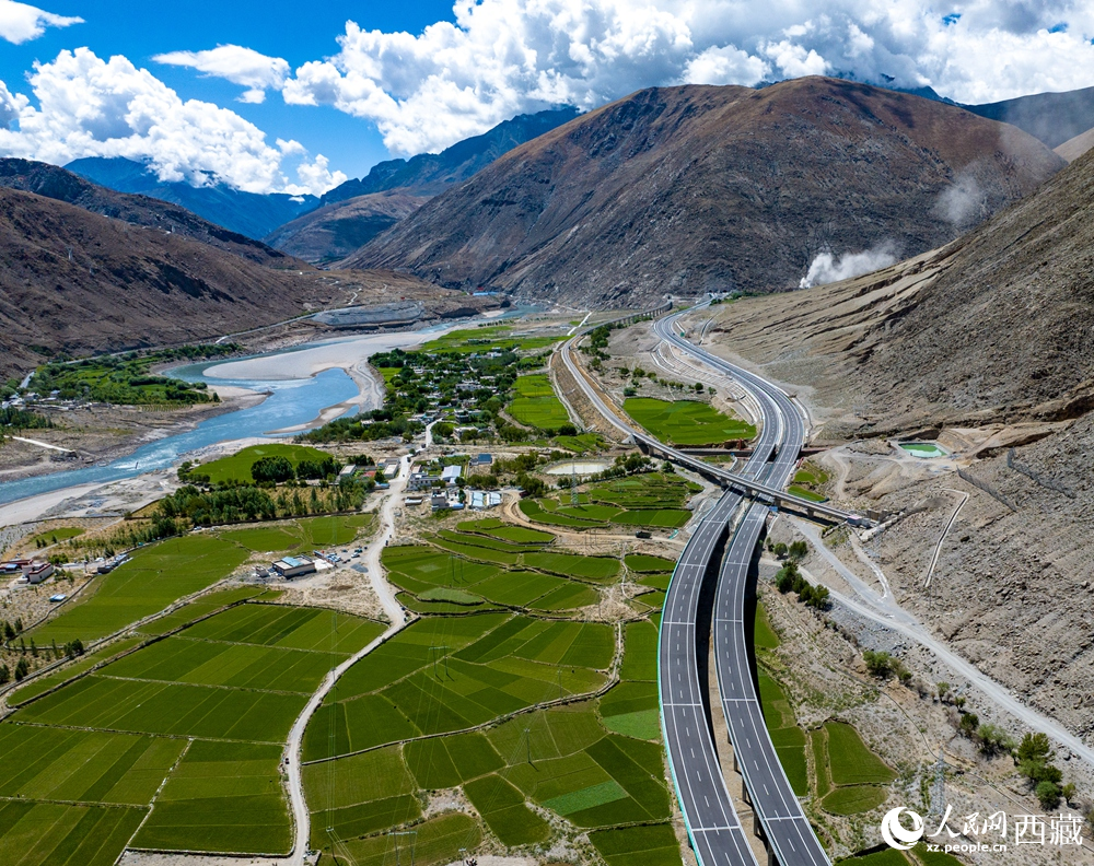 西藏拉萨至日喀则高等级公路今日全线通车