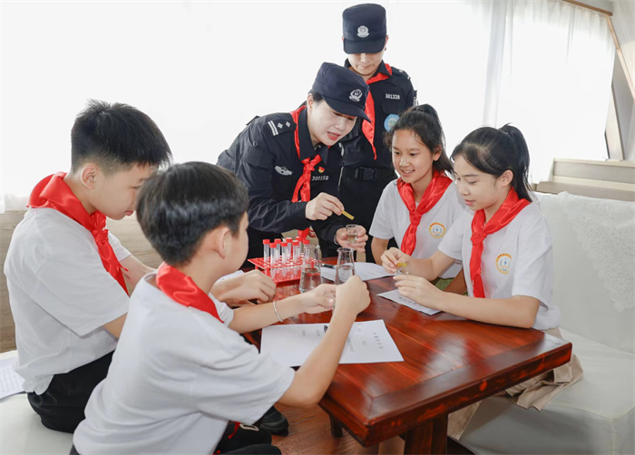 生态警察和孩子们在船上进行漓江水质检测 摄影 邓宇工作人员向孩子们