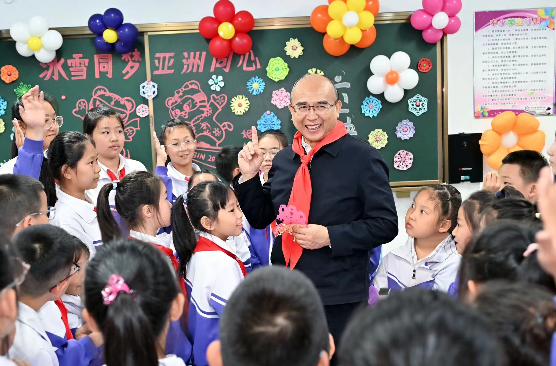 许勤在“六一”前夕祝贺全省少年儿童节日快乐