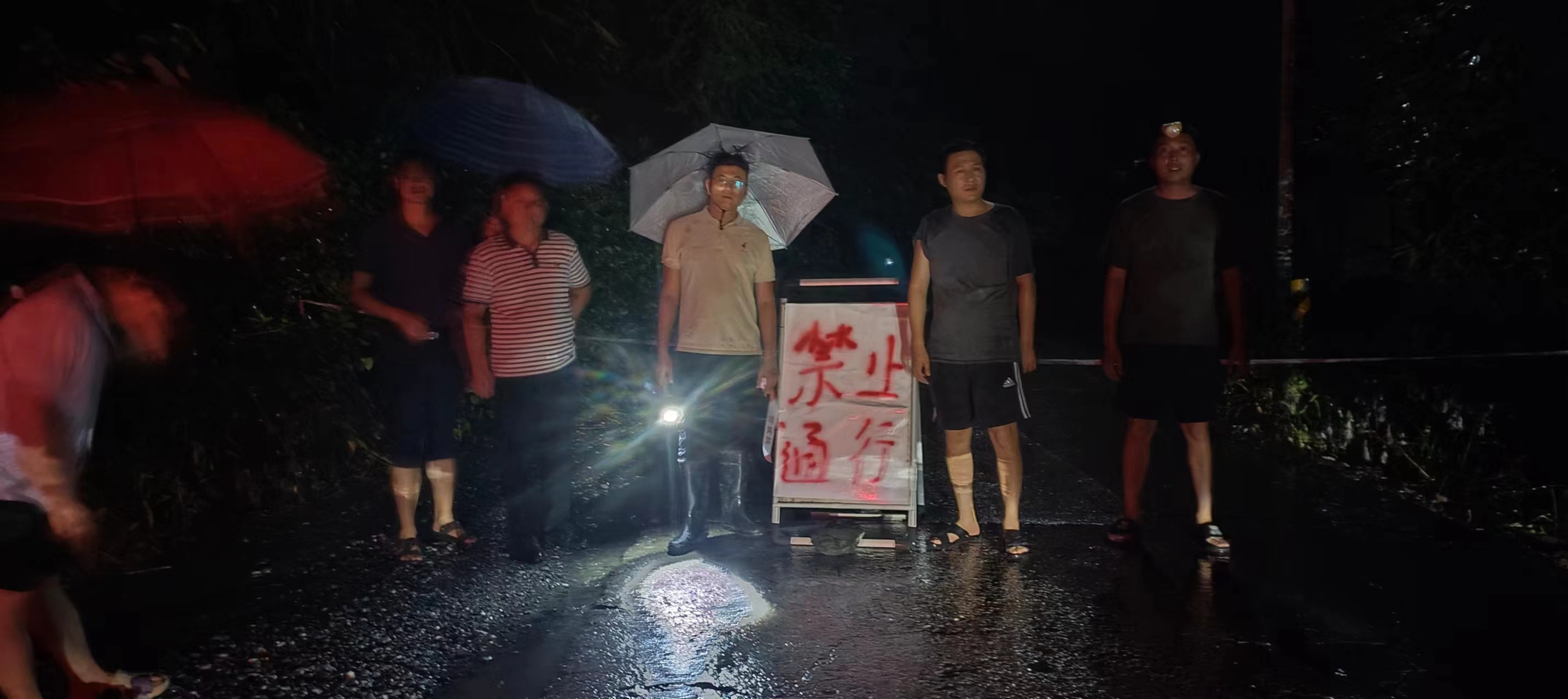 湖南新邵北部暴雨红色预警 当地紧急排险迅速转移群众_fororder_图片1(3)