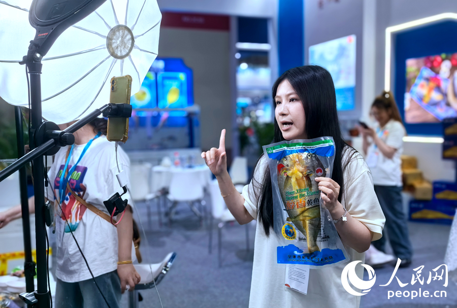 福州国际渔博会：海鲜“聚会”  金鱼“比美”