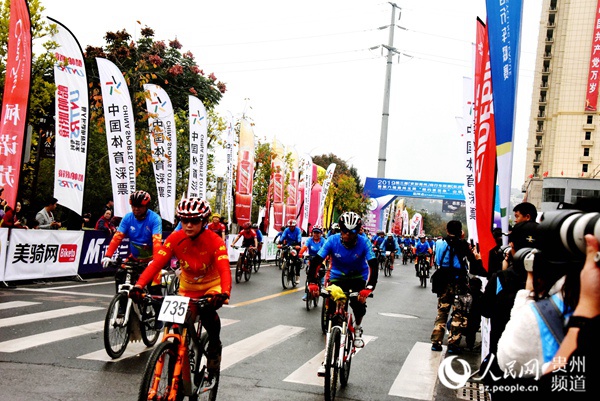 2019“多彩贵州”自行车联赛总决赛在玉屏县举行