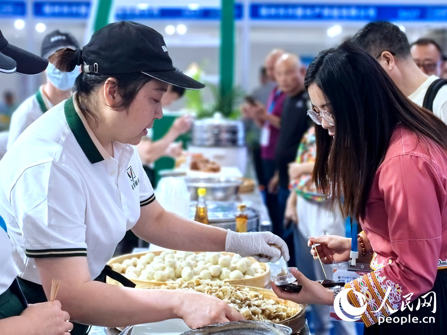 福州国际渔博会：海鲜“聚会”  金鱼“比美”