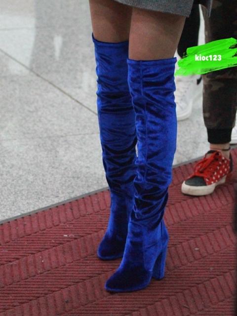 杨幂穿"蓝瘦"长靴现身 这颜值身材也是没谁了