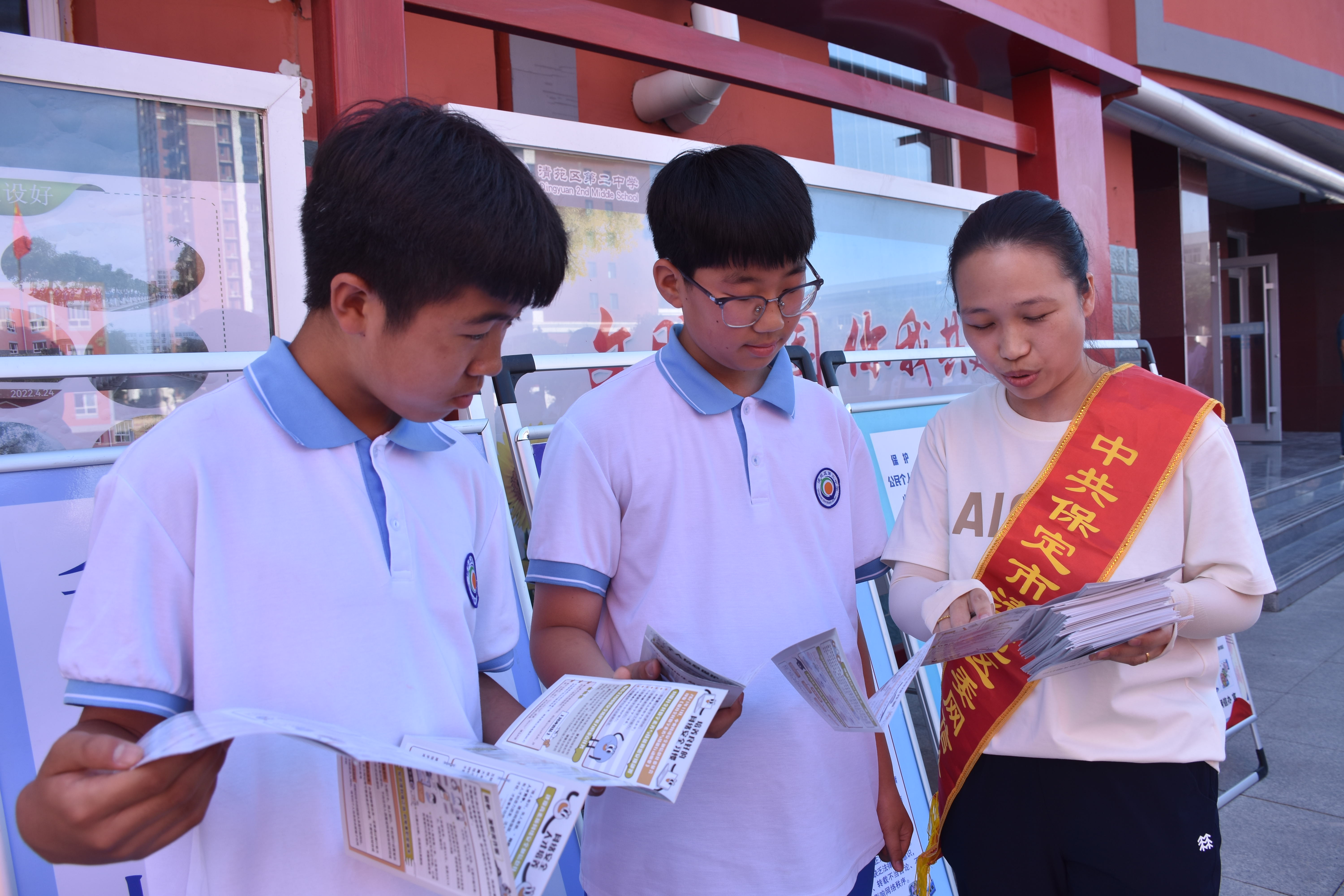 河北清苑：开展预防青少年网络沉迷宣讲活动_fororder_工作人员向同学们发放宣传手册。赵琪摄.JPG