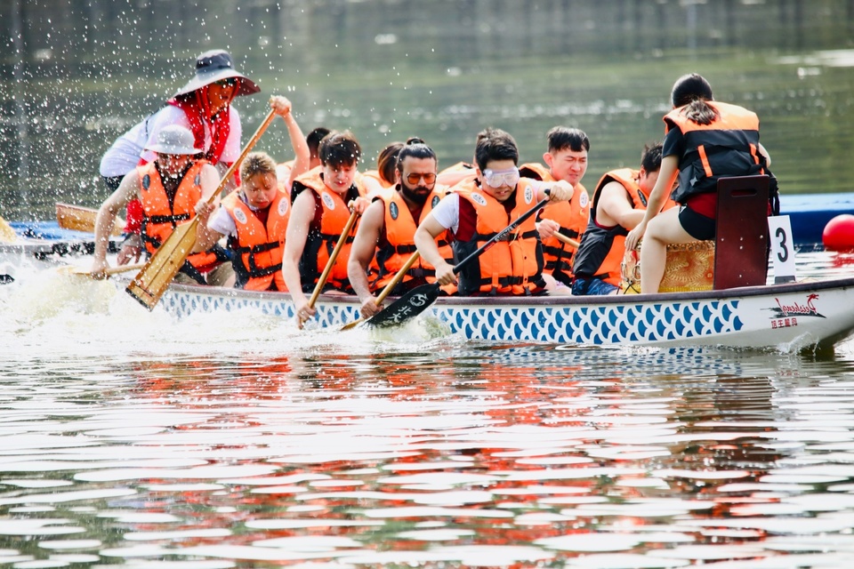 端午赛龙舟！71支代表队、900多名运动员竞渡北京稻香湖
