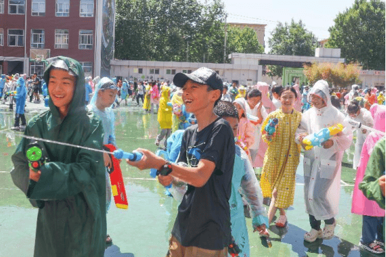 草场少年 戏水童年——石家庄市草场街小学教育集团首届校园水枪节