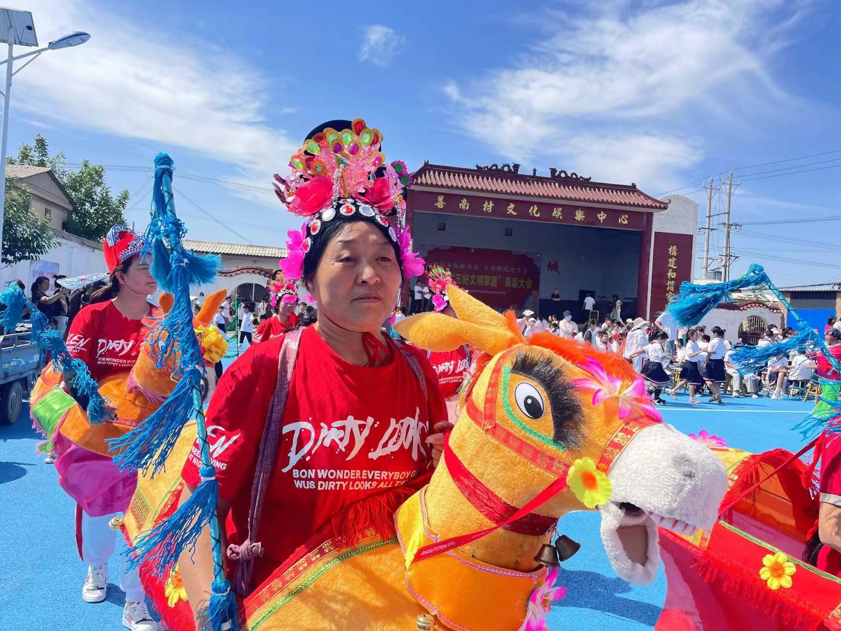 河北邢台经济开发区：文明新风在传统节日绽放光彩_fororder_表扬会结束，村民自发演出节目为端午节助兴