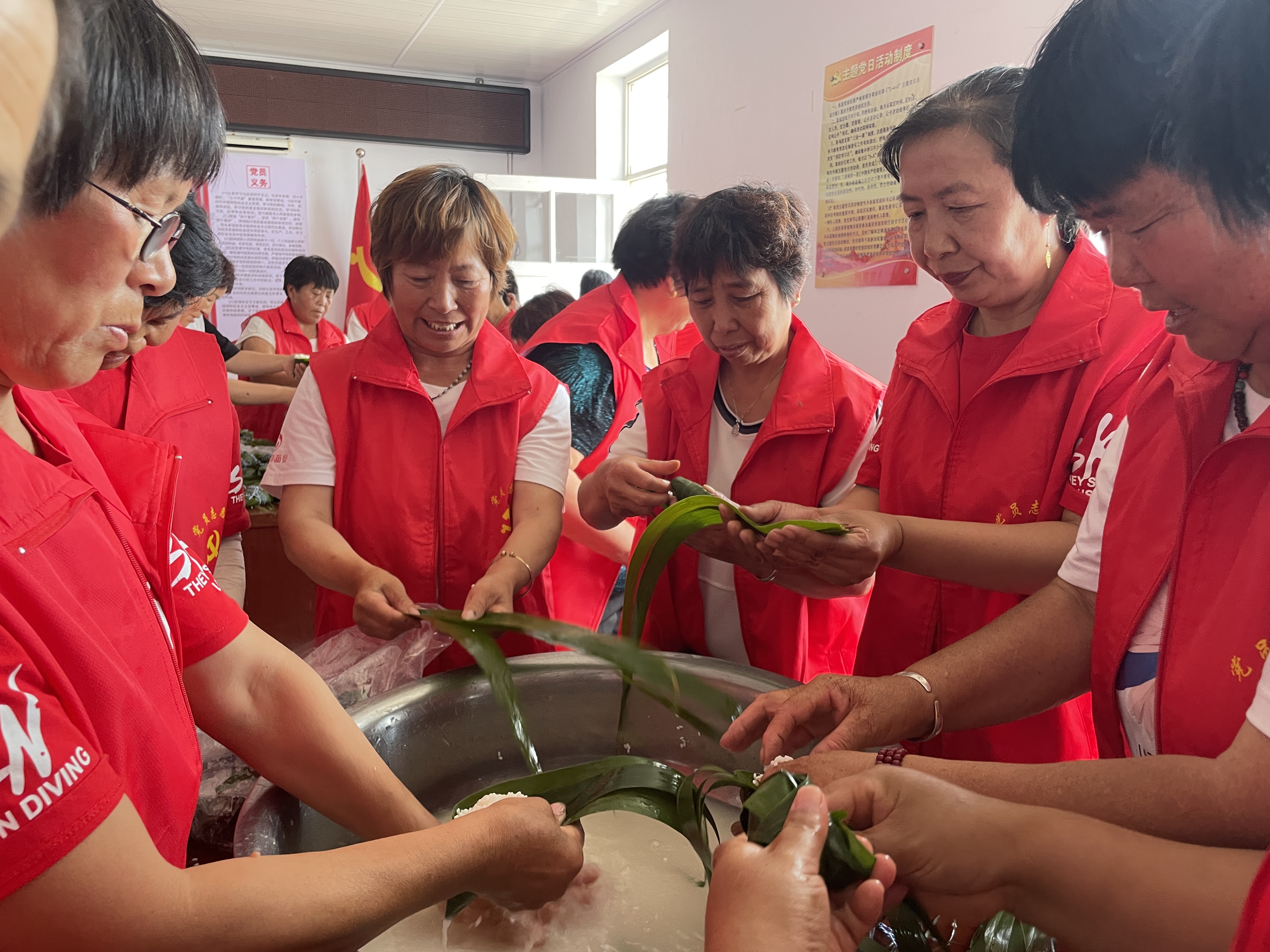 河北邢台经济开发区：文明新风在传统节日绽放光彩_fororder_志愿者围在一起包粽子庆祝端午节