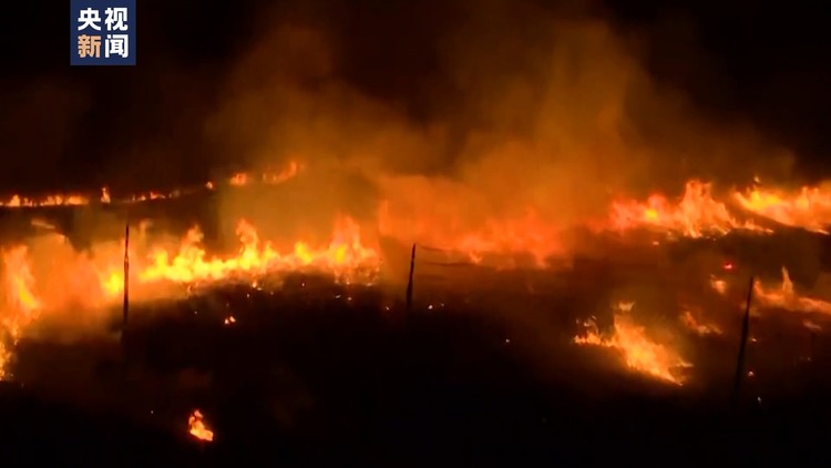 美国加州中部野火持续 数千居民撤离