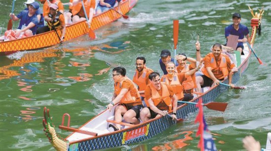 深圳后海河上龙舟竞渡