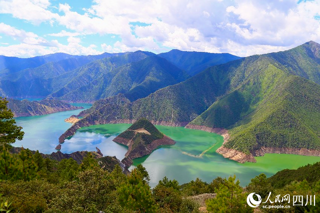 四川：绝美天龙湖 相当于770个杭州西湖蓄水量