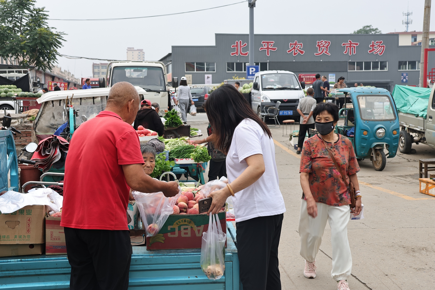 “双争”有我丨保定市满城区：为流动商贩“安家” “烟火气”增文明味_fororder_市民在农贸市场外购买新鲜果蔬 摄影 康胜