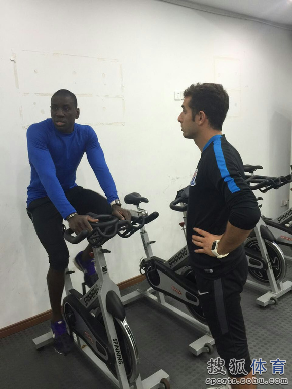 登巴巴健身房做康复训练 态度认真一丝不苟(图)