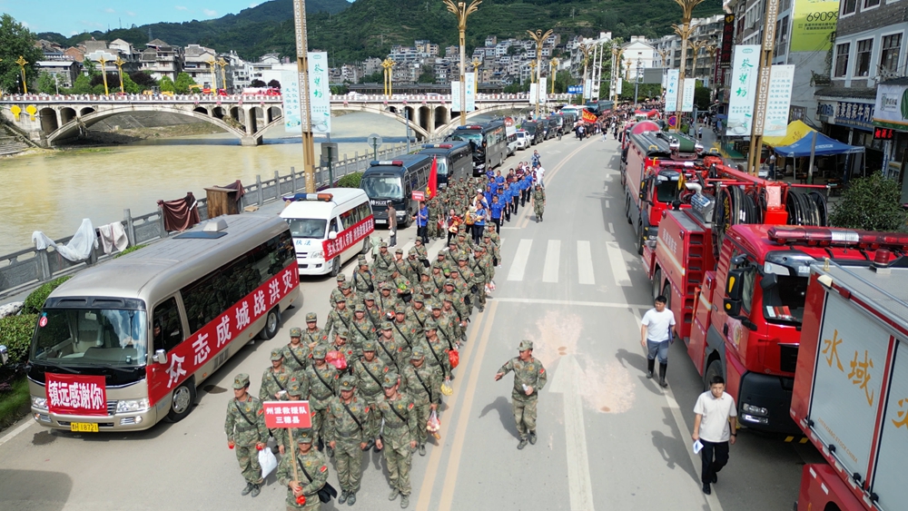 貴州鎮遠：市民歡送各地搶險救災馳援隊伍_fororder_赴鎮遠縣抗洪搶險馳援隊伍完成任務撤離返程（江春健  攝）